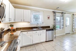 Near ATandT Stadium and Six Flags Texas Family Home! - Grand Prairie - 2