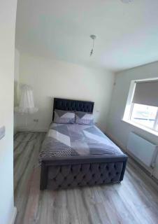 Luxury 3 Bedroom House - sleeps 6 people - 25 minute direct train to c - Newbridge - 3