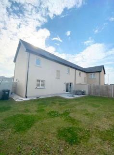 Luxury 3 Bedroom House - sleeps 6 people - 25 minute direct train to c - Newbridge - 5