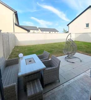 Luxury 3 Bedroom House - sleeps 6 people - 25 minute direct train to c - Newbridge - 7