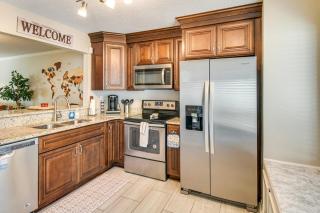 5 Mi to NAS Oceana Townhome with Fenced Yard! - 9