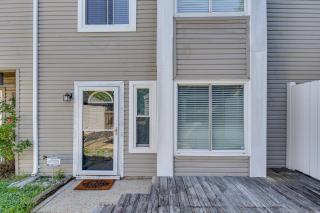 5 Mi to NAS Oceana Townhome with Fenced Yard! - 8