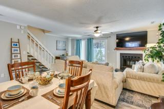 5 Mi to NAS Oceana Townhome with Fenced Yard! - 5