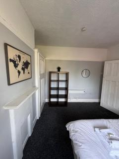 Tranquil 1BR in Hainault - - 4