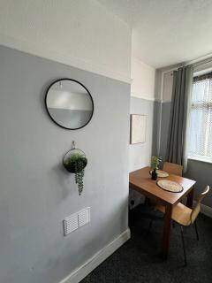 Tranquil 1BR in Hainault - - 1