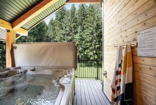 The Cedar Suite - Secluded Mountain Retreat with Forest Views and Hot Tub - Revelstoke - 0