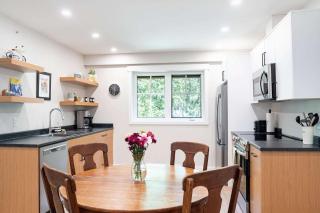 The Cedar Suite - Secluded Mountain Retreat with Forest Views and Hot Tub - Revelstoke - 7