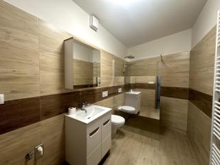 Simcity IX l Central park with Air Conditioning, free garage parking, balcony and 24 7 self check-in - Banská Bystrica - 5