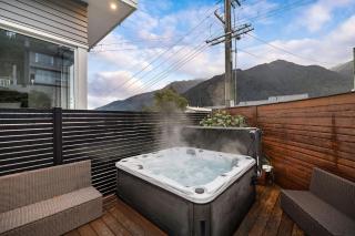 Centrally Located - Hot Tub & Amazing Outside Area - Queenstown - 0
