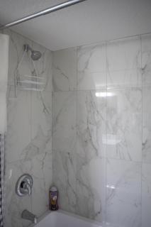 Modern 2-Bedroom Suite with Private Access - 10 minutes for Calgary Airport - Calgary - 8
