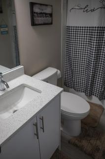 Modern 2-Bedroom Suite with Private Access - 10 minutes from Calgary Airport - 5