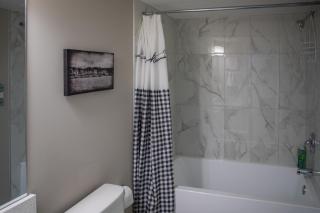 Modern 2-Bedroom Suite with Private Access - 10 minutes from Calgary Airport - Calgary - 4