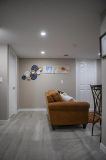 Modern 2-Bedroom Suite with Private Access - 10 minutes for Calgary Airport - Calgary - 2