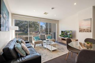 Stylish Curtin Stay with Balcony Views - Lyons - 0