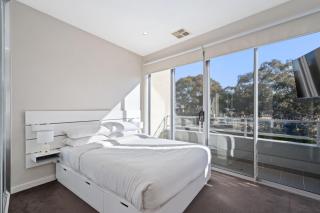 Stylish Curtin Stay with Balcony Views - Lyons - 9