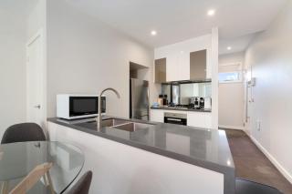 Stylish Curtin Stay with Balcony Views - Lyons - 8