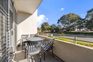 Stylish Curtin Stay with Balcony Views - Lyons - 7