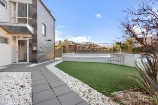 Stylish Curtin Stay with Balcony Views - Lyons - 6
