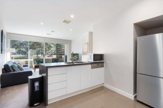 Stylish Curtin Stay with Balcony Views - Lyons - 4