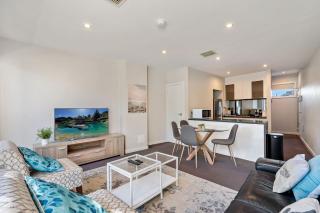 Stylish Curtin Stay with Balcony Views - Lyons - 5