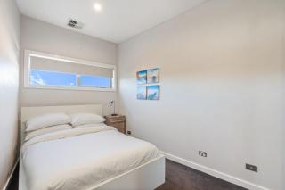 Stylish Curtin Stay with Balcony Views - Lyons - 3