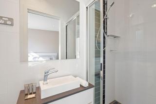 Stylish Curtin Stay with Balcony Views - Lyons - 1