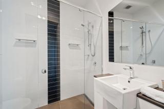 Stylish Curtin Stay with Balcony Views - Lyons - 2