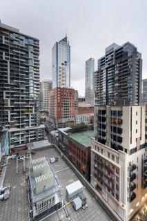 Chic 1BR City Escape W Pool & Gym - 9