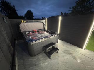 Cheerful 4 Bedroom luxury house with free parking - Quinton - 7