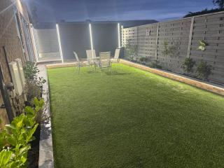 Cheerful 4 Bedroom luxury house with free parking - Quinton - 9