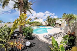 Wonderful Puerto Del Carmen Villa Central Location Villa Cilla Sea Views - 2