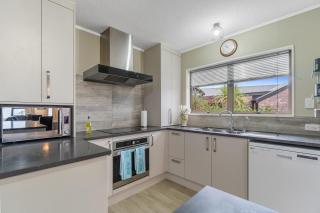 Coastal Calm - Raglan Holiday Home - Raglan - 1