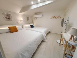 1-minute from Mangwon Market, cozy accommodation with 3 queen beds, near Hangang Park - Seul - 0