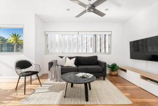 Sunny Beachside Top Floor with Parking - Sydney - 8