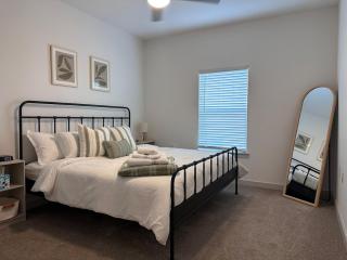 Modern Oasis with King Bed, Fireworks View, 10 Minutes to Disney - Orlando - 8