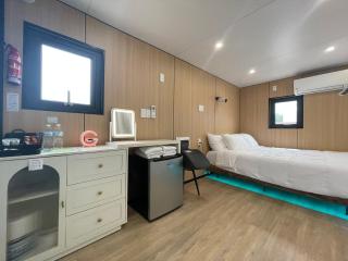Couple Dating - Flatonia Glamping Retreat - Getaway Resort - Flatonia - 9