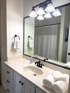 Modern Southern Comfort - Bowling Green - 1