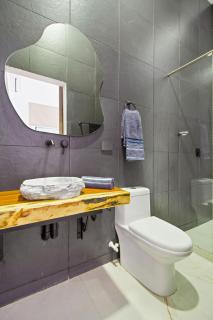 Massive Jacuzzi - 6 Bedroom with Private Bathroom - 1 block from LLeras P11 - 2