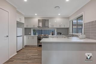 KozyGuru | Austral | 4 Room Comfy House - 7