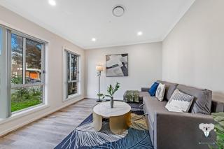 KozyGuru | Austral | 5 Bed Comfy House - Horningsea Park - 0