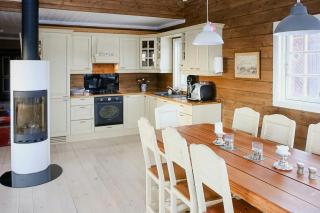 Modern Family Cabin With Views Of Spåtind - 6