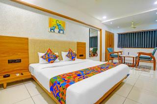 FabHotel Royal Manor - At Kalawad Road - Rajkot - 8