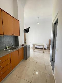 Albert Guest House - Borsh - 8