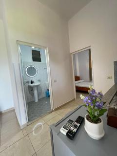 Albert Guest House - Borsh - 3