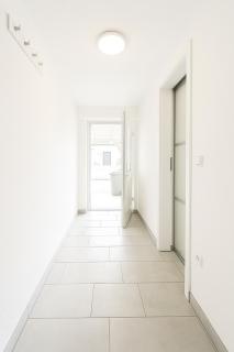 Komfortables Gästehaus von Leta Homes mit 3 Zimmern, Terrasse & Top-Ausstattung - Straubing - 9
