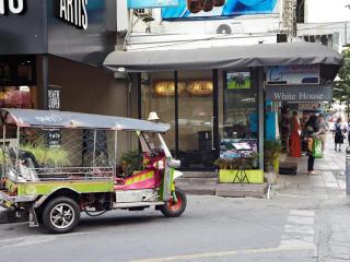 White House Asoke Sukhumvit 18 - 2