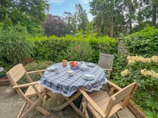 Broomhurst Court - Dorking - 0