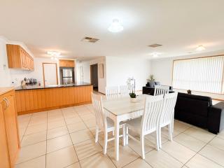4 Pinnacle Place - North Wagga - 2