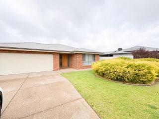 4 Pinnacle Place - North Wagga - 1