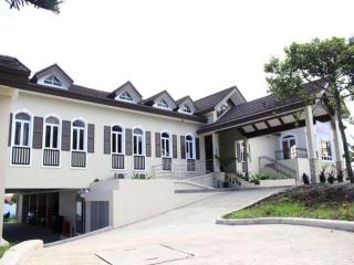 Country Chateau Hotel - Tagaytay - 1
